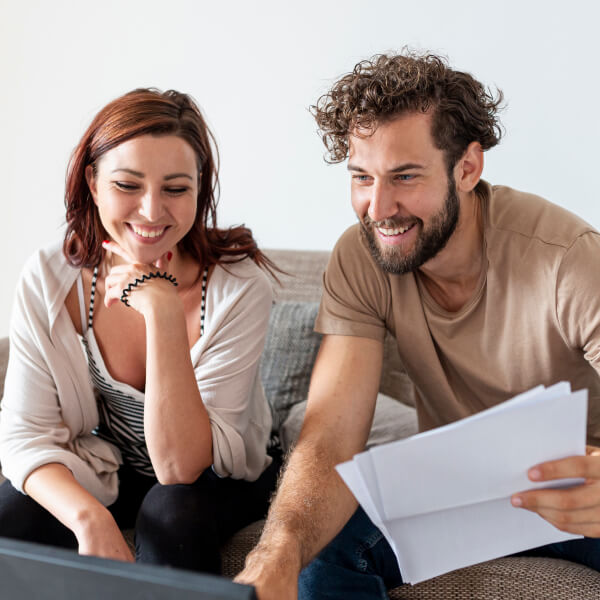 Couple applying online for financial assistance with Prêt Heure